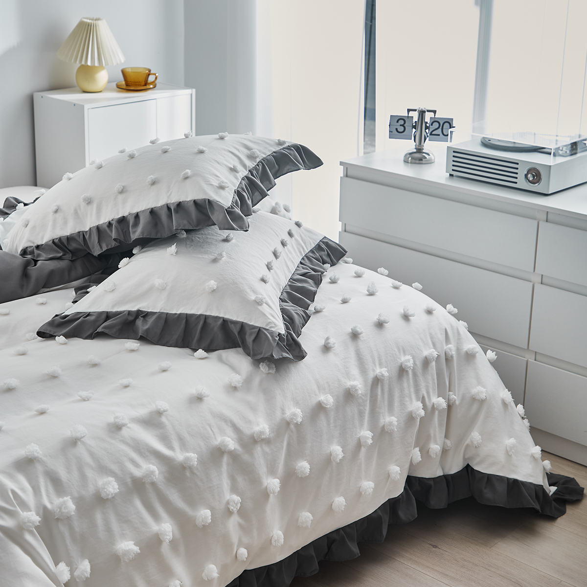 跨境速卖通床上用品工艺款纯色剪花点点毛球球荷叶边外贸三件套