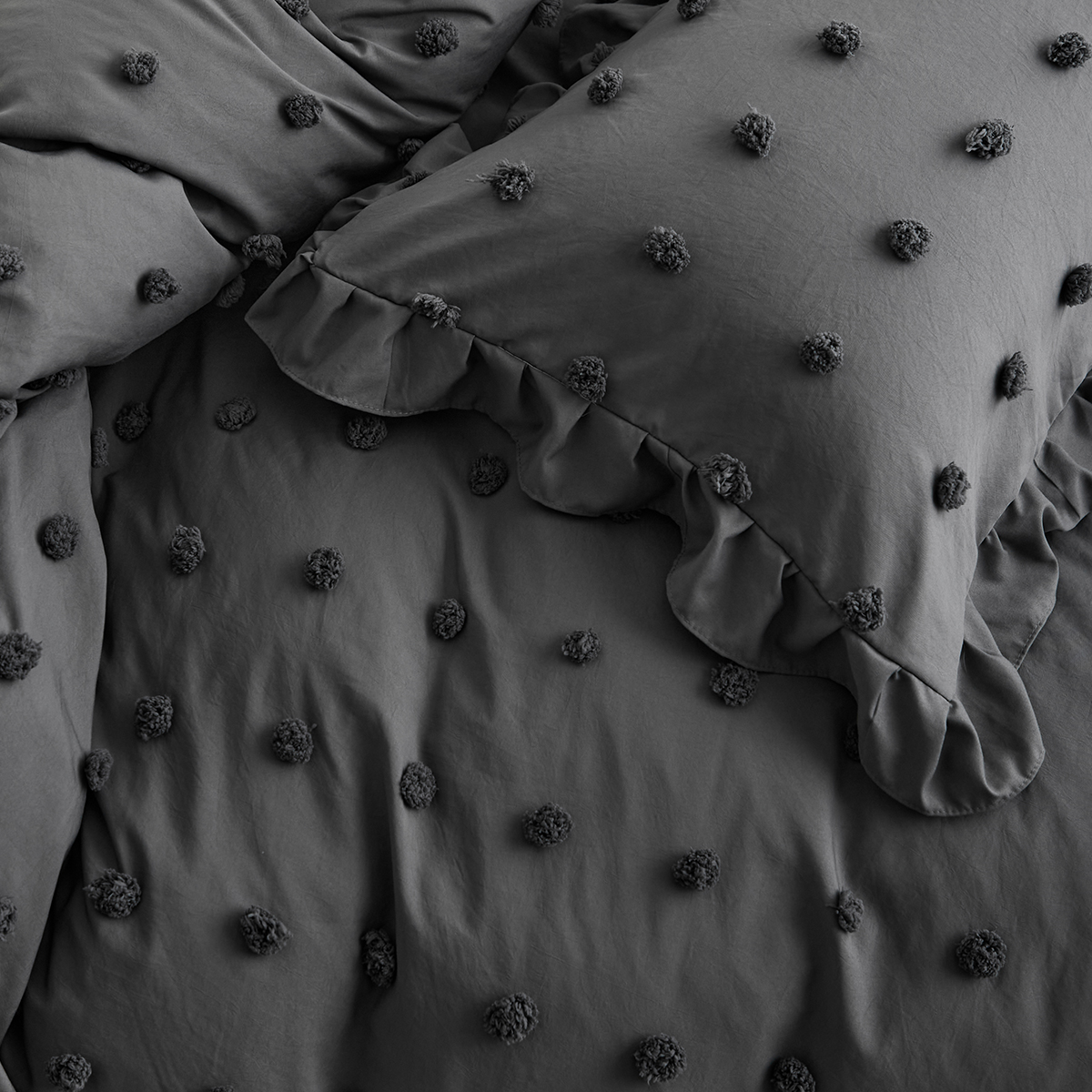 跨境速卖通床上用品工艺款纯色剪花点点毛球球荷叶边外贸三件套