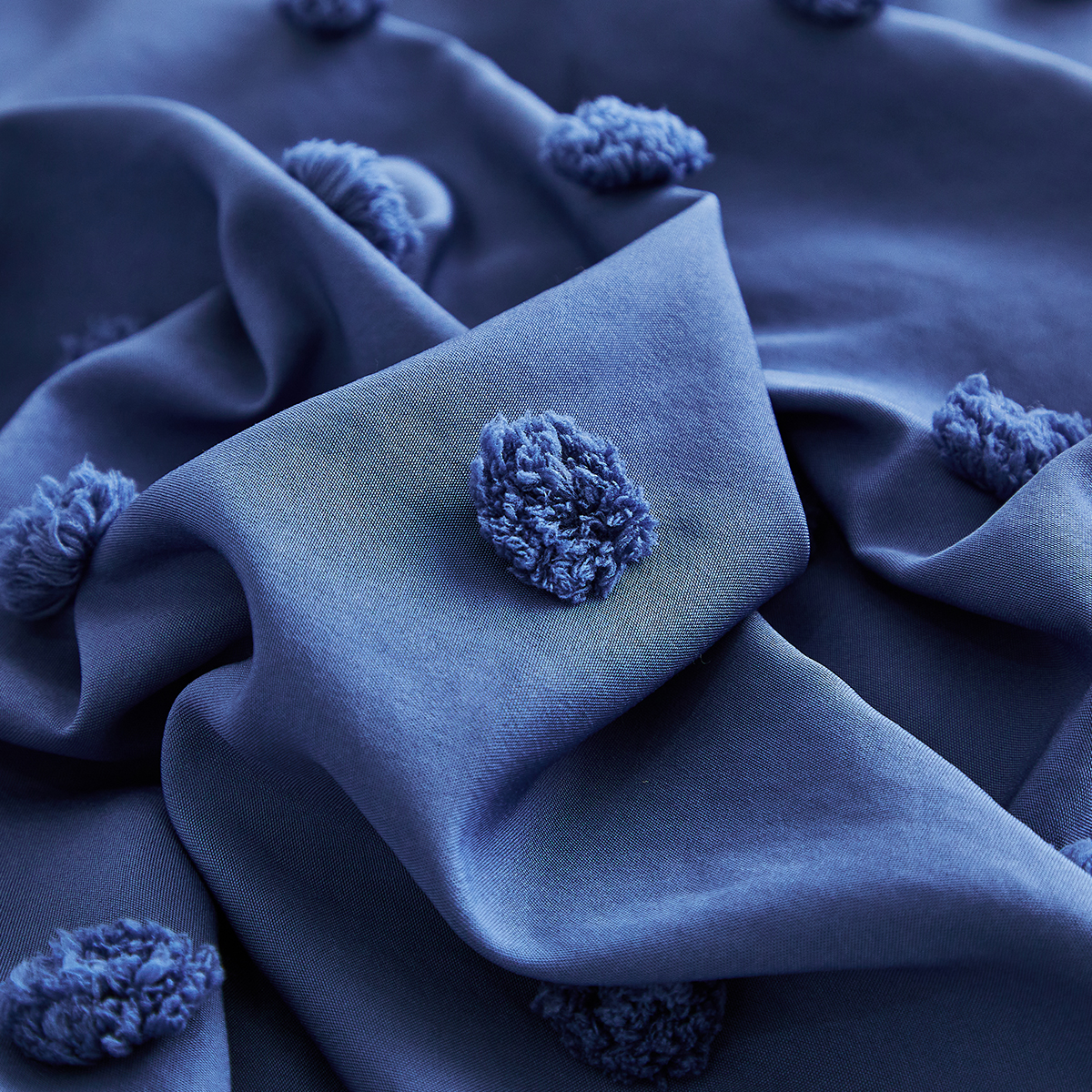 跨境速卖通床上用品工艺款纯色剪花点点毛球球荷叶边外贸三件套