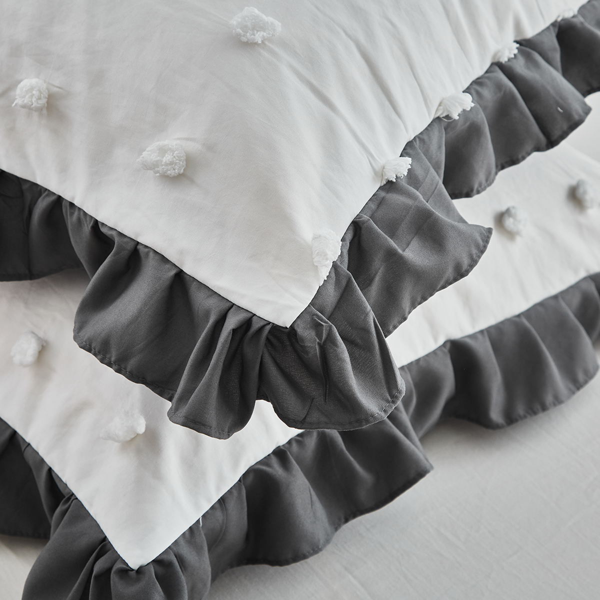 跨境速卖通床上用品工艺款纯色剪花点点毛球球荷叶边外贸三件套